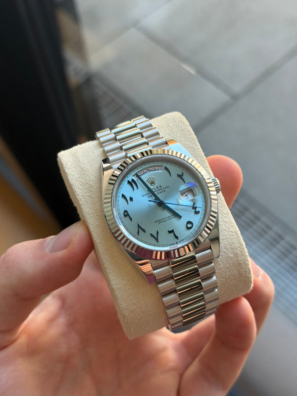 Rolex Day-Date 40 Platin, Eisblau arabisch, in 3 Tagen nach München